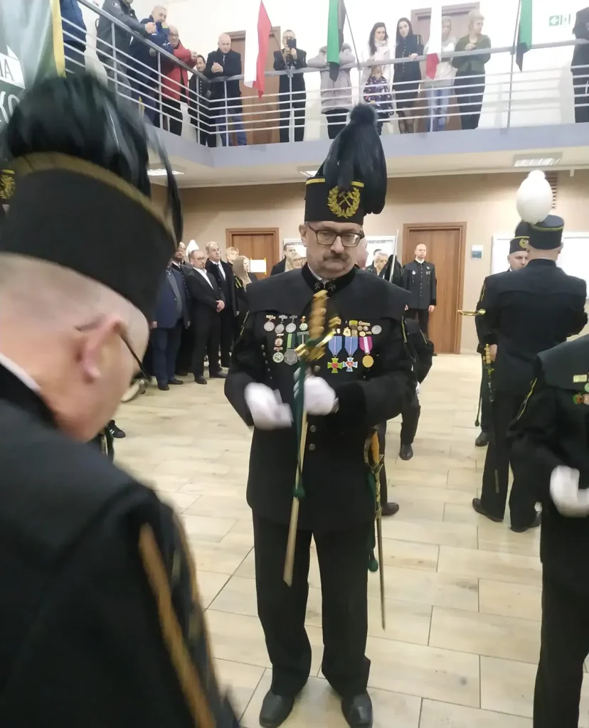 Pasowanie podczas wręczania Honorowych szpad górniczych